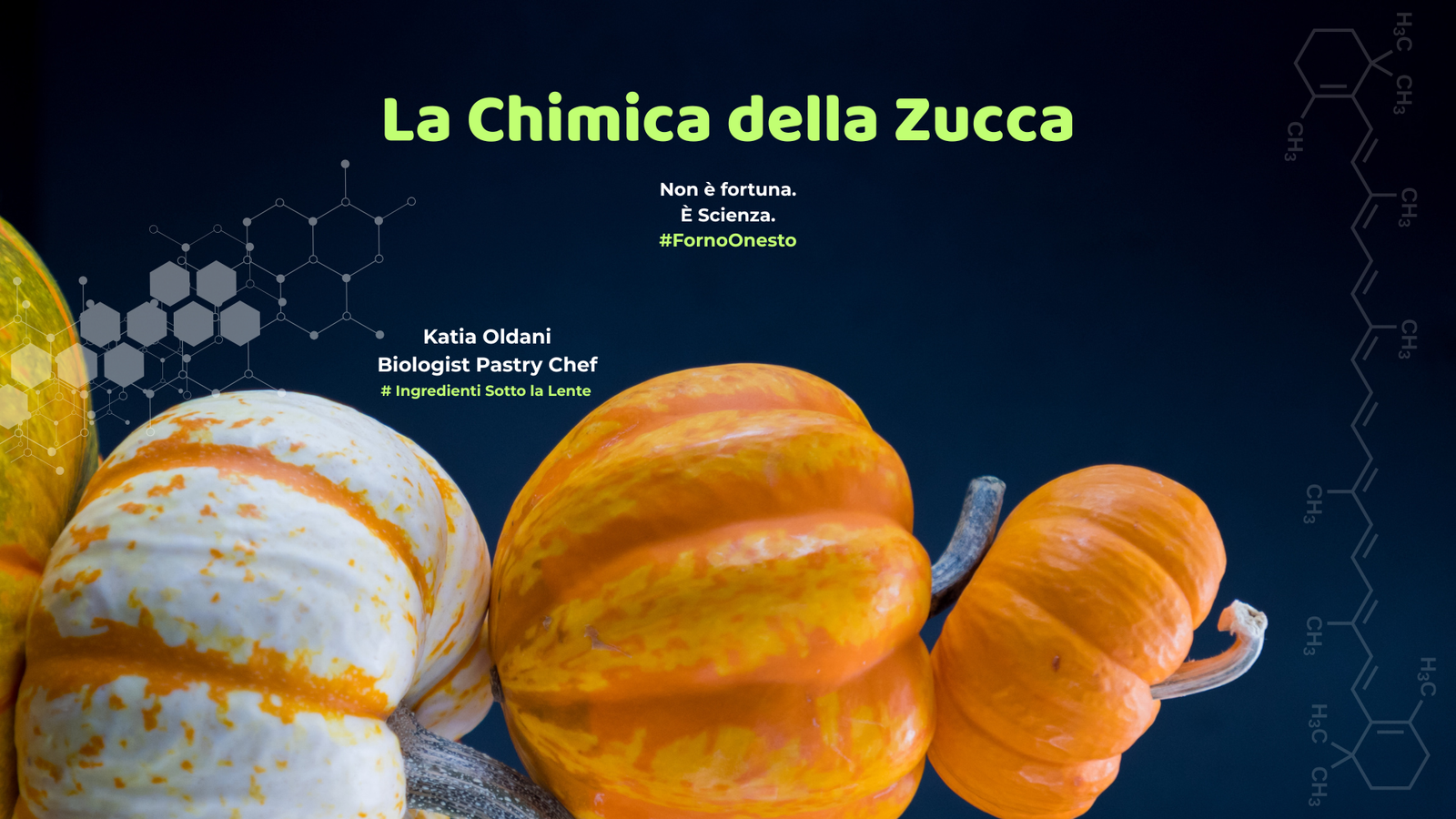 Una zucca intera e una fetta in un laboratorio di pasticceria professionale. Sulla fetta sono visibili le molecole chimiche di β-carotene, amidi e pectine, che illustrano la chimica della zucca.